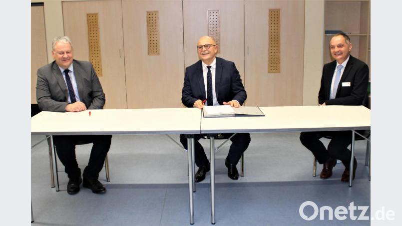Landrat Richard Reisinger, Thomas Baldauf und Vorstand Roland Ganzmann (von links) bei der Vertragsunterzeichnung im St.-Anna-Krankenhaus. Bild: St.-Anna-Krankenhaus/Ehras