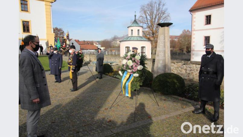 Bürgermeister Bernd Sommer legte am Kriegerdenkmal einen Kranz nieder. Bild: kro