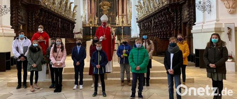 Ein Teil der Firmlinge zusammen mit Weihbischof Josef Graf und Pfarrer George Parankimalil in der Basilika. Bild: Carina Keil/exb