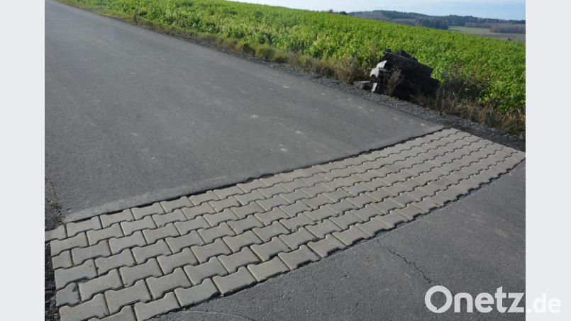 Die Straße von Höflas nach Siegelmühle war 2017 neu ausgebaut worden. Wegen wiederholter Risse wurden Teile des Straßenbelags herausgesägt und notdürftig zugepflastert. Die Schuld- und Kostenfrage ist noch nicht geklärt, das Ergebnis eines Gutachtens zur Bodenbeschaffenheit steht noch aus. Bild: jr