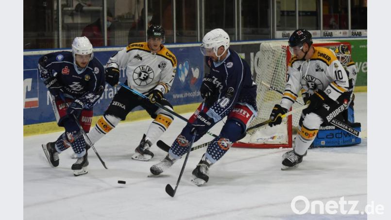 Das für Dienstag angesetzte Oberliga-Spiel der Blue Devils gegen den Höchstadter EC fällt aus, weil sich die Franken in Quarantäne befinden. Das Bild zeigt Marco Pronath (links) und Marco Habermann beim 4:2-Heimsieg der Weidener am vergangenen Freitag gegen den EV Füssen. Bild: gb
