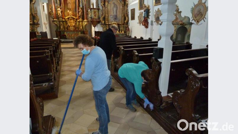 Für den Bischofsbesuch wird die Kirche auf Hochglanz geputzt. Bild: Kastner/exb