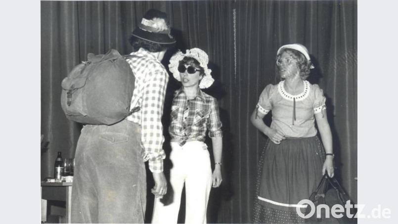 Der Frauenbund-Fasching zählte auch schon vor Jahrzehnten zu den Höhepunkten im Vereinsjahr des Frauenbundes (von links Katharina Schießl, Erna Niederalt, Dorle Rester). Archivbild: wel