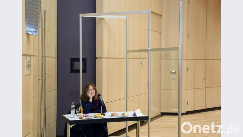 Stadträtin Sonja Schuhmacher verfolgt die Stadtratssitzung zu Weiden-West IV ohne Mund-Nase-Schutz in ihrem Séparée. Bild: Wolfgang Steinbacher