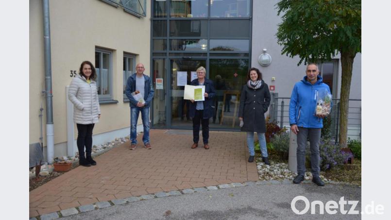 Als eines von zehn Seniorenheimen in der Oberpfalz nahm St. Jakobus in Ensdorf am Coaching „Genussvoll essen in Senioreneinrichtungen“ teil. In Bild von links: Ökotrophologin Birgitta Pilz, Seniorenheim-Küchenchef Mario Hellerl, Heimleiterin Lydia Brandl, Ökotrophologin Anne Wurzbacher und Georg Faulhaber, der für die Hauswirtschaft im Ensdorfer Seniorenheim zuständig ist. Bild: egr