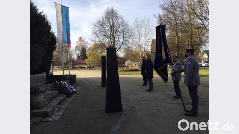 Pfarrer Thomas Kraus, Bürgermeister Roman Schäffler und Raimund Pinzer (von links) beim Gedenken am Kriegerdenkmal. Bild: jzk