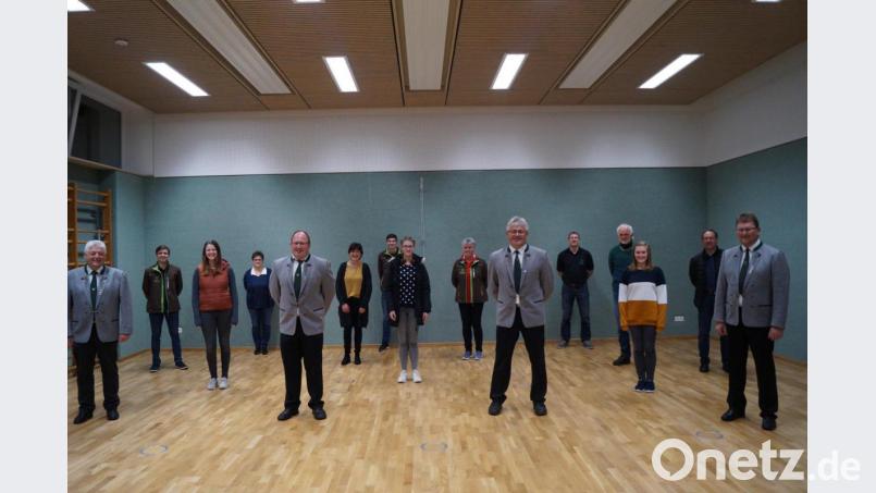 Bei der Jahreshauptversammlung der Plassenberg-Schützen wurde auch der Vorstand neu gewählt. An der Spitze steht weiterhin Helmut Meier (rechts) als Schützenmeister. Bild: sgs