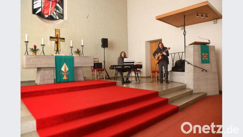 Toby Mayerl und Michael Dandorfer musizieren im Gottesdienst der Erlöserkirche. Die Auftritte sind als finanzielle Unterstützung für Musiker in der Corona-Pandemie gedacht. Bild: Wolfgang Steinbacher
