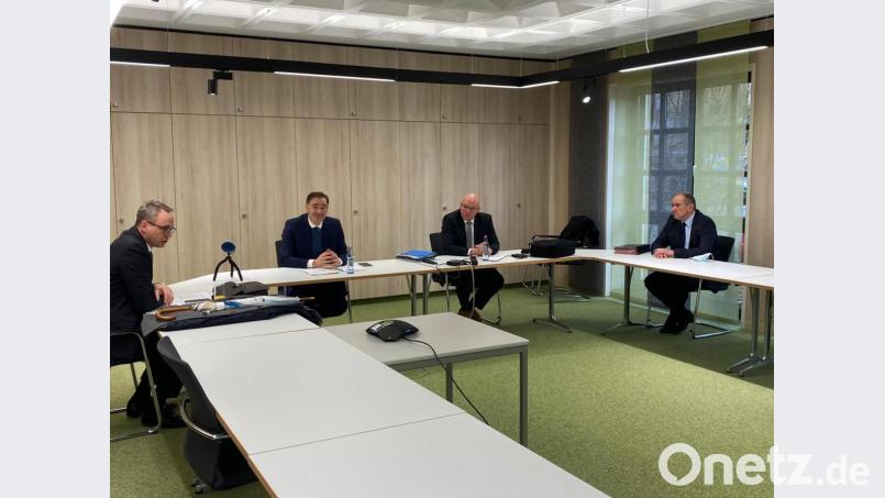Auf der Pressekonferenz nach der Aufsichtsratssitzung informierten (von links) der Selber Oberbürgermeister Ulrich Pötzsch, Landrat Peter Berek, der Marktredwitz Oberbürgermeister Oliver Weigel und der neue Geschäftsführer Alexander Meyer über die künftige Ausrichtung des Klinikums Fichtelgebirge. Bild: Riess-Fähnrich/ Landratsamt Wunsiedel