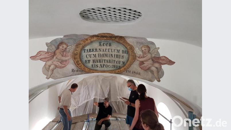 Begutachtung der Malerarbeiten. Bild: Kastner/exb