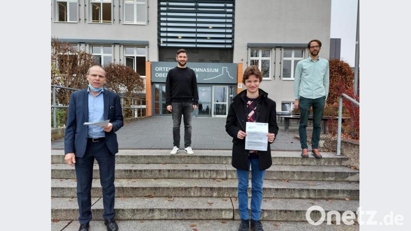 Christoph Greger (Zweiter von rechts) freut sich über die Auszeichnung durch den Kultusminister. Auch Schulleiter Ludwig Pfeiffer (links) gratuliert zusammen mit Oberstufenkoordinator Stephan Sturm und Mathematiklehrer Andreas Wohlgemuth zum Wettbewerbserfolg. Bild: lg