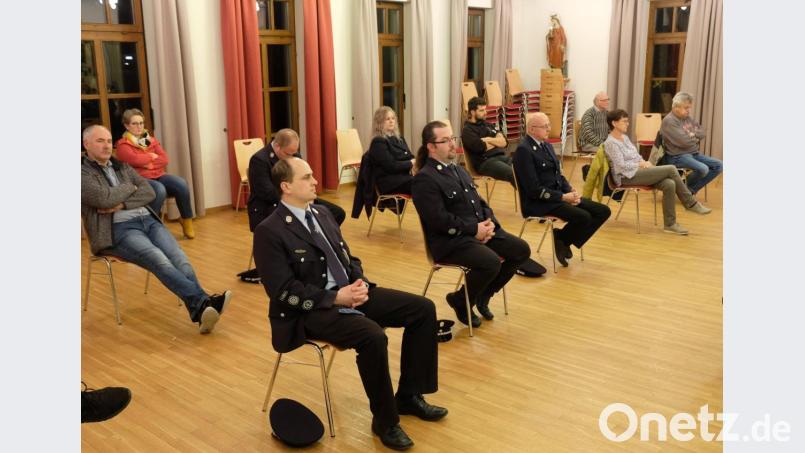 Die Marktgemeinderatssitzung im Pfarrheim stößt erneut auf großes Zuhörerinteresse. Gespannt lauscht auch die Thurndorfer Feuerwehrführung auf die Entscheidungen des Gremiums Bild: do