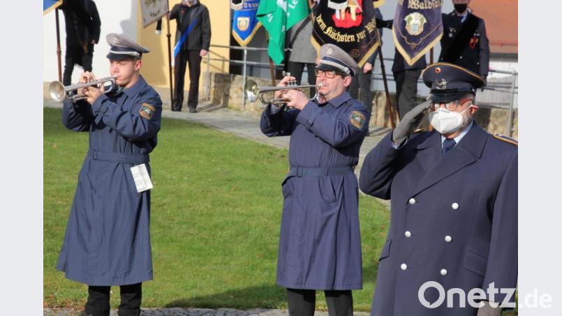 Niklas Hart (links) und Peter Erl von der Waldsassener Stadtkapelle spielten auf der Trompete das Lied vom alten Kameraden. Bild: kro