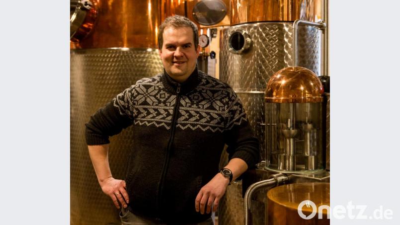 Anstatt Whisky, Gin und Obstbränden stellte Gregor Schraml in seiner Steinwald-Brennerei in Erbendorf von März bis Mitte Mai Neutralalkohol her. Damit konnten Apotheken und Kliniken selbst Desinfektionsmittel herstellen. Bild: Schraml/exb