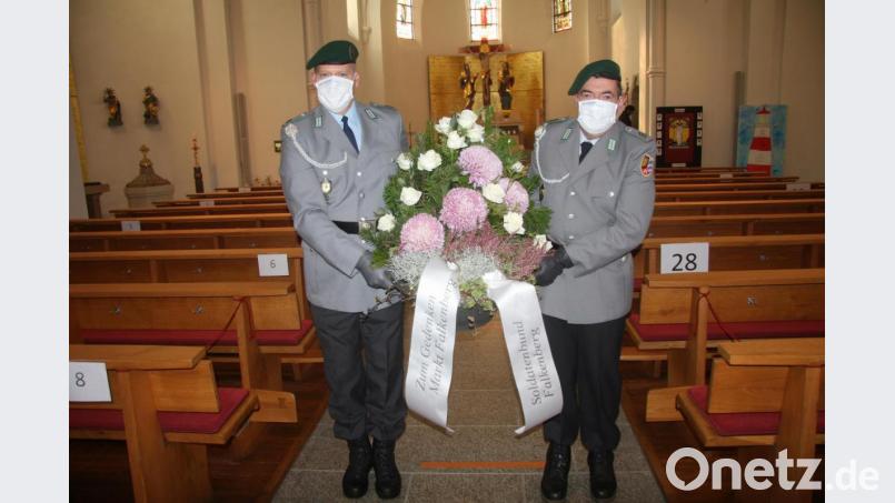 Nach dem Gottesdienst wurde ein Kranz von Mitgliedern des Soldatenbundes zum Kriegerdenkmal gebracht. Bild: wro
