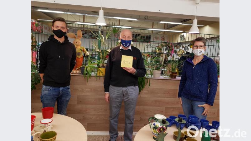 Anke Neumann und Andreas Wolf überreichen im Namen des Pfarrgemeinderats die Spende an Tafelvorsitzenden Josef Gebhardt. Bild: exb/Andreas Wolf