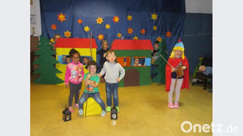 Beim Nachspielen der Martinslegende waren die Kinder mit großer Freude dabei und konnten ihre schauspielerischen Fähigkeiten unter Beweis stellen. Bild: vsr