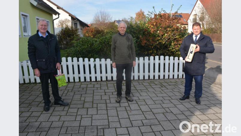 Wolf-Jürgen Wenkel (Mitte) feierte am Sonntag seinen 85. Geburtstag. Gut gelaunt empfing er im Garten vor seinem Haus Bürgermeister Stefan Grillmeier (rechts) und TuS-Präsident Anton Bauernfeind, die ihm herzlich gratulierten. Bild: jr