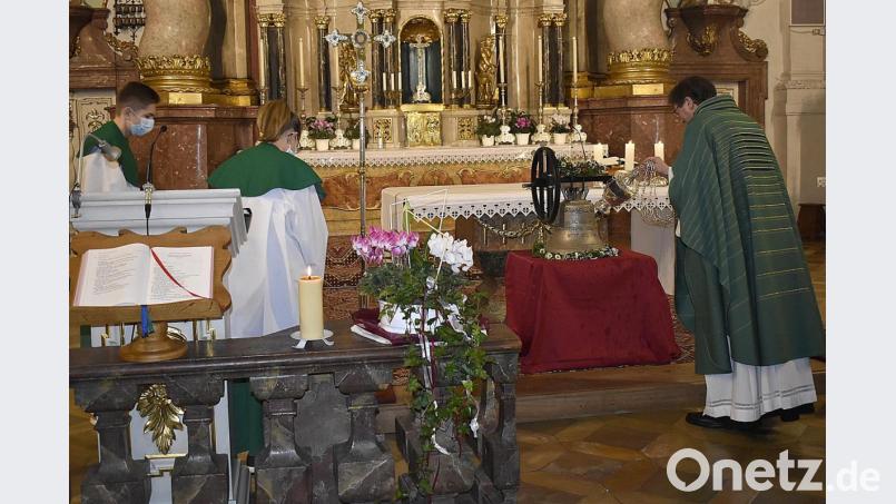 Feierliche Segnung der neuen Corona-Glocke beim Festgottesdienst durch Pfarrer Marek Flasinski. Bild: sck