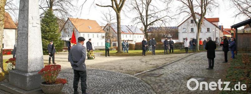 Bei der Feier des Volkstrauertags in Wildenreuth sprachen Pfarrer Manuel Sauer und Bürgermeister Johannes Reger. Bild: njn
