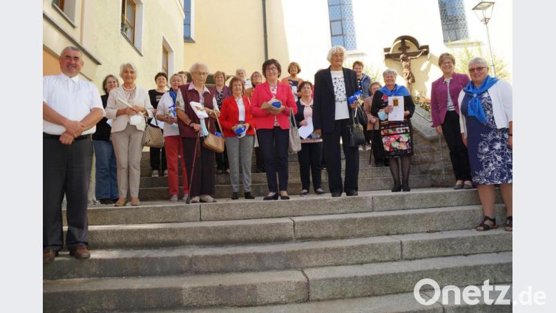 Frauenbundvorsitzende Angelika Vogl, Bezirksvorsitzende Margit Konze (von rechts) und Dekan Alfons Kaufmann gestalteten die Andacht, bei der zahlreiche Frauen für 20-, 40- und 50-jährige Treue zum Frauenbund geehrt wurden. Bild: wel