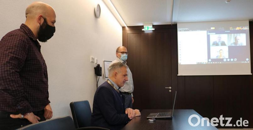 Landrat Roland Grillmeier (Mitte) begrüßt die Digitalisierungsbeauftragten der Oberpfälzer Landratsämter. Mit dabei waren Simon Haberkorn (links) von der EDV-Abteilung und Hauptamtsleiter Wolfgang Fenzl. Bild: Stefan Malzer, Landratsamt Tirschenreuth/exb