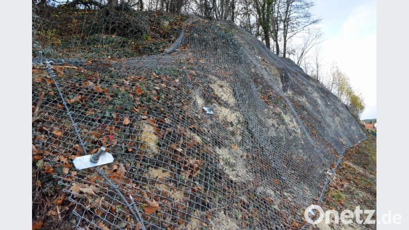 Mit einem Netz erhielt die Felswand an der Straße Am Spittlberg neue Stabilität. Bild: Andreas Royer