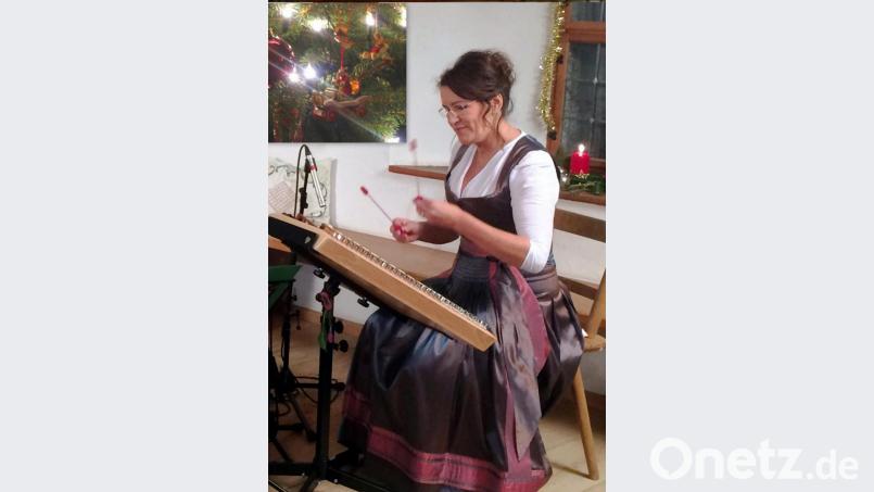 Cornelia Gurdan hat mit ihren Musikerkollegen und sogar mit ihrer Familie eine CD &quot;Schwingende Saiten&quot; mit Musik zum Advent aufgenommen. Weil wohl die Konzerte im Advent ausfallen werden kann man sich die CD kaufen und sich bei Kerzenlicht und passender Musik zu Hause in Weihnachtsstimmung bringen. Bild: Picasa