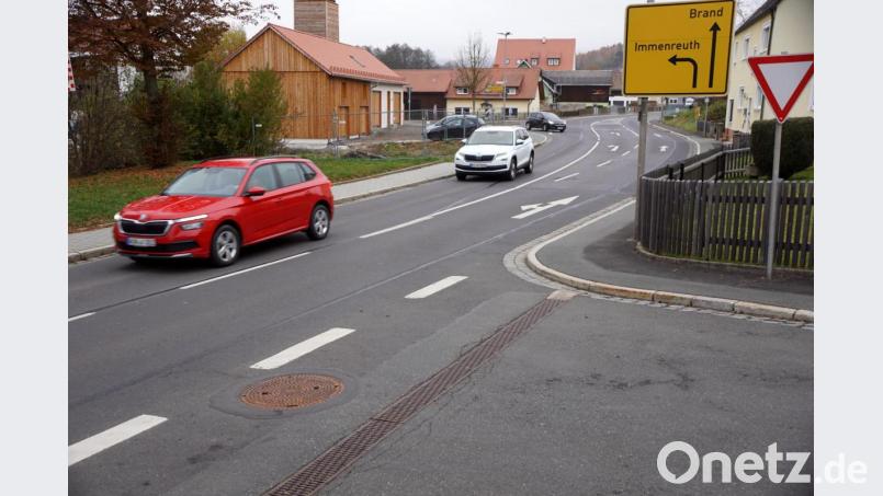 Auf der linken Straßenseite befindet sich das Alte Feuerwehrhaus, dessen Außenanlage nun in Angriff genommen werden soll. Von dort kommen die Schulkinder und müssen die vielbefahrene Staatsstraße 2665 überqueren, um über die Pfarrgasse zur Schule zu gelangen. Bild: bkr