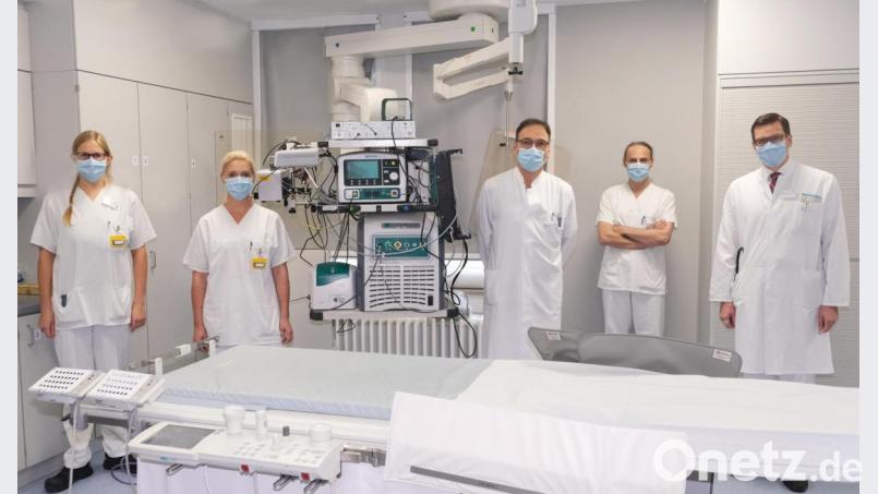 Das Team für die Pulmonalvenenisolation zusammen mit Dr. Christoph M. Birner, Chefarzt der Klinik für Innere Medizin I (rechts) , sowie Dr. Steffen Christow, Elektrophysiologe am Klinikum (Dritter von links). Bild: Klinikum/Dietl/exb