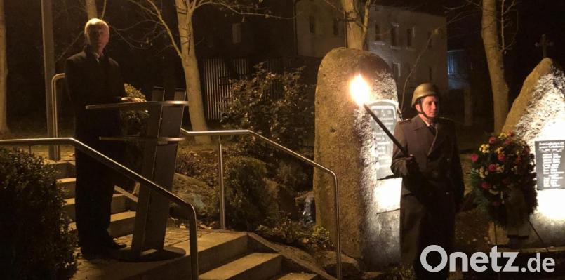 Im Neusorger Ortsteil Schwarzenreuth versammelten sich am Sonntagabend die Bürger zum Gedenken an die Verstorbenen und Vermissten. Bild: öt