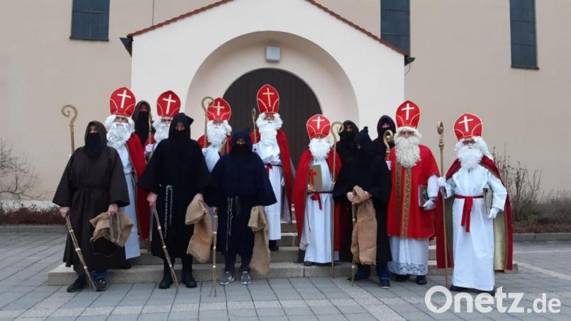 Seinen düsteren Begleiter Knecht Ruprecht wird der Nikolaus (wie hier auf einem Foto aus dem vergangenen Dezember) dieses Jahr nicht dabei haben, wenn er in Schwarzenfeld Familien mit Kindern besucht. Unter strengen Corona-Auflagen können die Besuche des Heiligen aus Myra nur im Garten oder vor der Haustür stattfinden. Archivbild: Wolfgang Lobinger/exb
