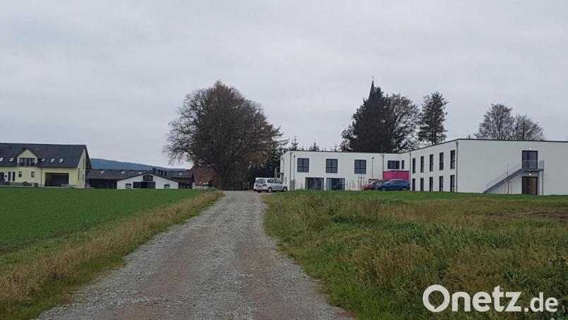 Parkplätze beim Haus für betreutes Wohnen in Moosbach werden bald Mangelware. Noch dazu, wenn die Schotterstraße gesperrt werden sollte. Bild: gi