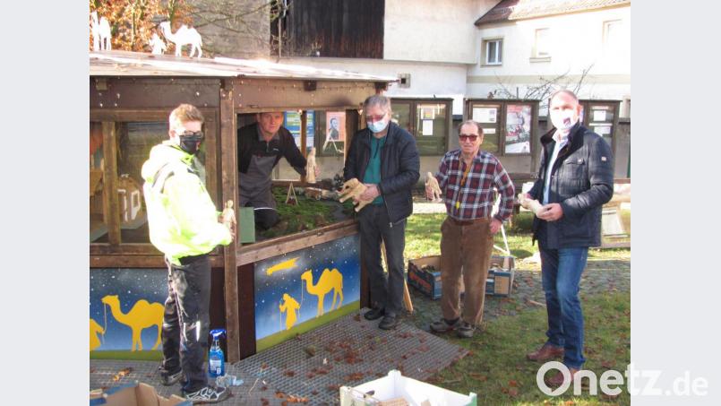 Fabian Franke, Michael Franke, Klaus-Hannes Kahler und Sepp Rieder (von links) bauten am Samstag auf dem Marktplatz die Manteler Krippe auf. Bürgermeister Richard Kammerer (rechts) bedankte sich für die Arbeit und spendierte eine Brotzeit. Bild: sei