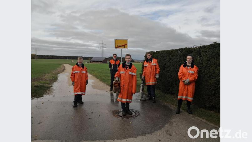 Die Jugendlichen, die sich um die Hydranten kümmerten (von links): Ben Scharl, Jugendwart Michael Birner, Luca Schmidt, Lukas Greiner und Katarina Filin. Bild: egl