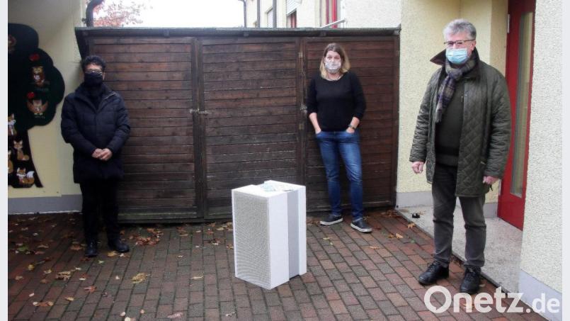 Einen der insgesamt drei angeschafften Luftreiniger stellten Pfarrer Joseph, Kinderhaus-Leiterin Katja Höfer-Nickl und Bürgermeister Wolfgang Braun (von links) im Kinderhaus vor. Bild: wro