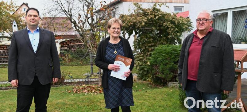 Pandemie-bedingt auf Abstand bedacht und Jubilarin Ursula Rähr in deren Garten in die Mitte genommen: Es gratulierten AWO-Kreisvorsitzender Christian Beyer (links) und für die AWO Traßlberg deren Vorsitzender Erich Lobenhofer. Bild: gf