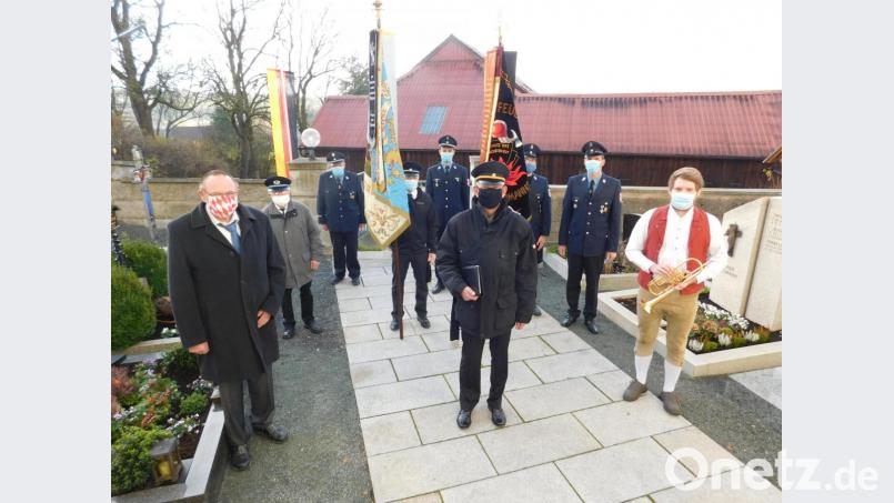 Zweiter Bürgermeister Rudi Heier, Heimatforscher Werner Veigl, Feuerwehrvorsitzender Dieter Popp, Fahnenträger Markus Popp, Kommandant Christoph Emmerig, Fahnenträger Stefan Busch, Feuerwehr-Schriftführer Michael Flögel und Amadeus Hübner von den Speichersdorfer Musikanten (von links) sorgten für eine symbolträchtige Gedenkfeier unter coronagerechten Bedingungen. Bild: hai