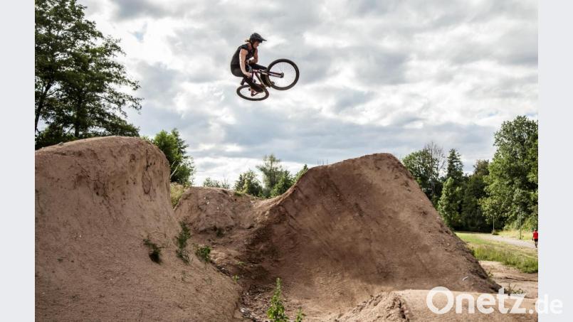 Bei dieser Funsportart geht es hoch hinaus: Die ersten großen Sprünge im Neunburger Dirt-Bike-Park sind schon geglückt. Bild: Stefan Kasparides/exb