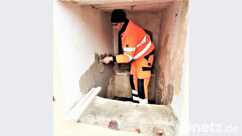 Markus Scheuerer vom Stadtbauhof renoviert die historische Flurkapelle am Forst, die Eigentum der Stadt Oberviechtach ist. Bild: lg