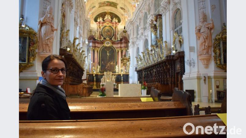 Seit Oktober 2020 ist Martina Weiß Mesnerin in der Basilika Waldsassen. Die 38-Jährige geht auch gern zwischen den Gottesdiensten in die Basilika und genießt für ein paar Minuten die Atmosphäre und die Ruhe. Bild: szl