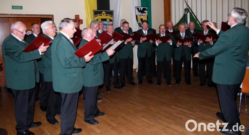 Der Männerchor, hier bei einem Auftritt im Saal auf dem Miesberg, singt bei weltlichen und kirchlichen Anlässen und ist seit Jahrzehnten ein tragender Bestandteil im gesellschaftlichen Leben im Markt. Bild: mab