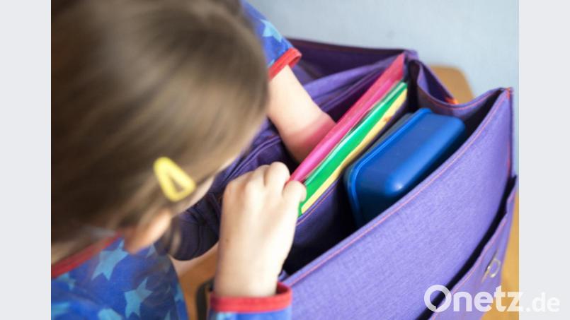 Das Feuerwerksgeschoss hat sich im Schulranzen des Mädchens verfangen. Bild: Florian Schuh/dpa