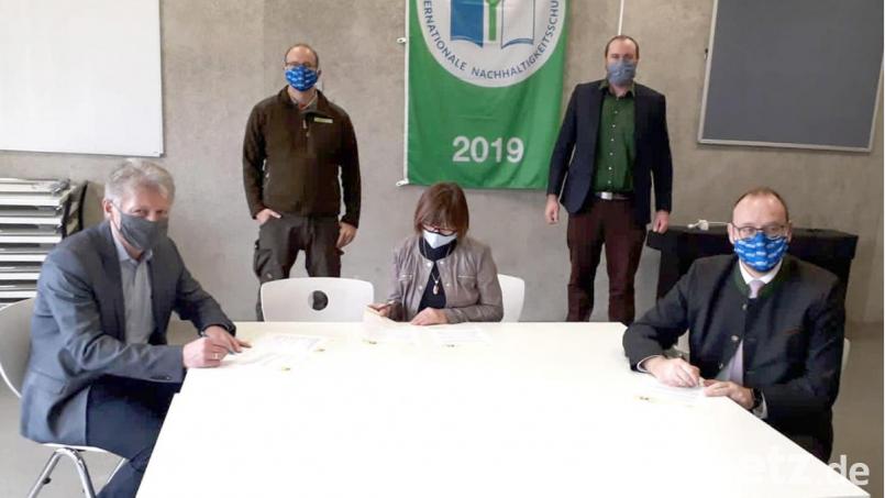 Bürgermeister Lothar Müller, Rektorin Irmgard Wittmann sowie der Vorsitzende des Naturparks Nördlicher Oberpfälzer Wald e.V., Landrat Andreas Meier (vorne von links), unterzeichneten die Kooperationsvereinbarung für die Naturpark-Schule. Mit im Bild (hinten von links) Naturpark-Ranger Heiko Hoffmann und Naturpark-Geschäftsführer Stefan Härtl. Bild: Landratsamt Neustadt/exb