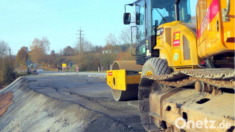 Von der Staatsstraße 2181 entsteht eine Abbiegespur auf die Staatsstraße 2177 in Richtung Immenreuth. Bild: op