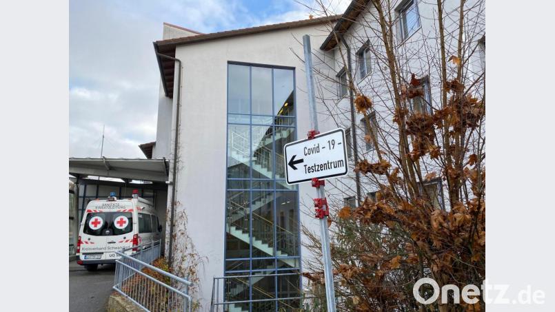 Zunächst war im ehemaligen Nabburger Kreiskrankenhaus eines der beiden Covid-19-Testzentren des Landkreises eingerichtet. Nun kommen die Räume für ein geplantes Impfzentrum in Betracht. Bild: Völkl