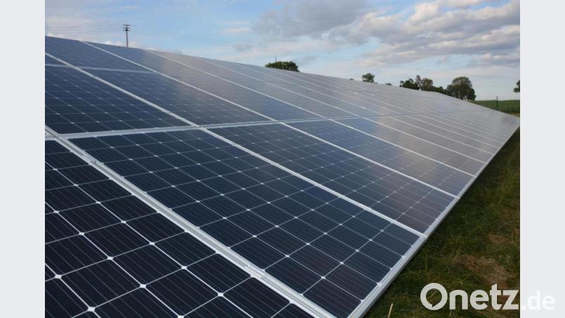 Eine Freiflächen-Photovoltaikanlage ist 2019 zwischen Groschlattengrün und Lengenfeld nahe der A93 errichtet worden. Archivbild: jr