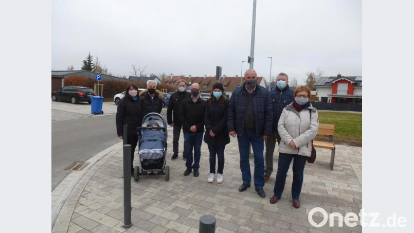 Über die neue Straße freuen sich (von links) Nicole Presche, Wolfgang Krauß, Hans-Georg Schönig, Josef Schaller, Chistine Pschorn, Bürgermeister Ludwig Biller, Franz Rembold und Johanna Krauß. Bild: bk