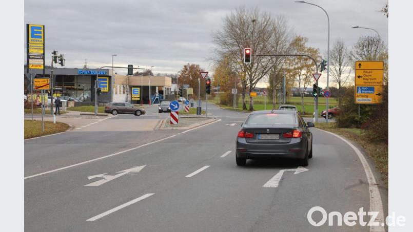 Vom Hetzenrichter Weg und gegenüber aus Richtung Edeka kommend können Verkehrsteilnehmer zwischen 23. bis 27. November nur rechts in die Südosttangente abbiegen. Die Ampel ist außer Betrieb. Bild: Wolfgang Steinbacher
