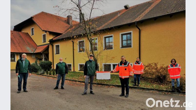 Die Vertreter der Schützengesellschaft Hubertus überreichen 300 Euro an die Helfer vor Ort. Bild: gz